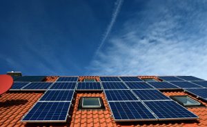 一所房子所需的太陽能電池板數(shù)量取決于幾個因素